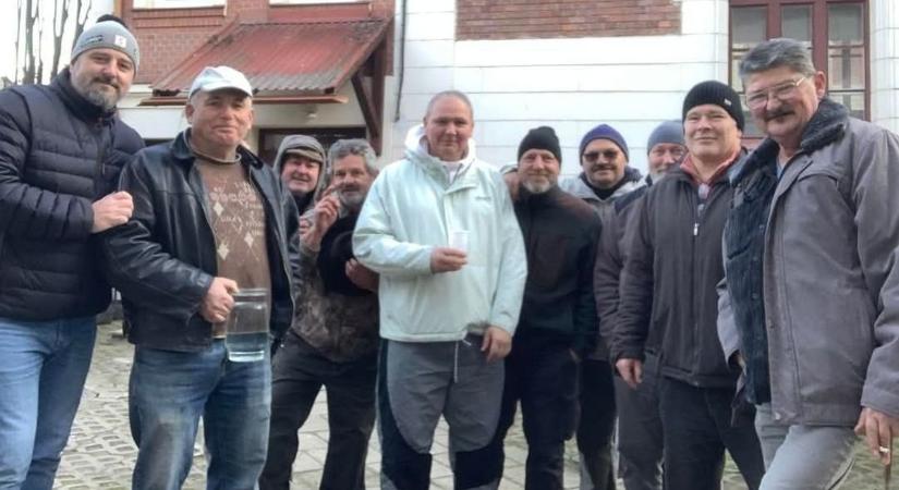 Húsz éve főznek barátságból és jószándékból – idén is meleg étellel várják a rászorulókat