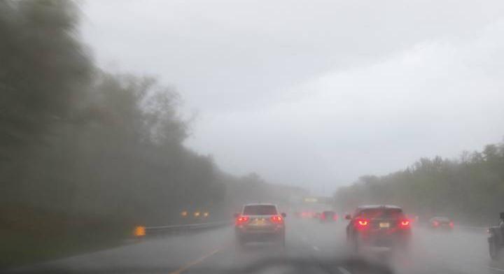 Légy óvatos, ha ma autóban ülsz: sűrű köd miatt 11 vármegyére adtak ki riasztást