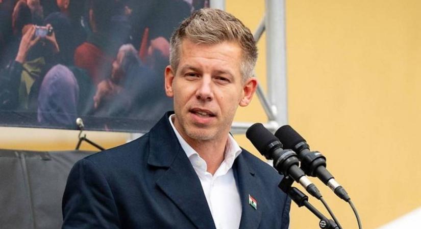 Magyar Péter párjával pózolt a fotósoknak: hónapok óta nem mutatkoztak együtt