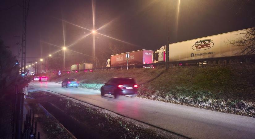 Veszteglő kamionsor, óriási dugó a szandai baleset miatt, szirénázó mentőt is hallani – videóval