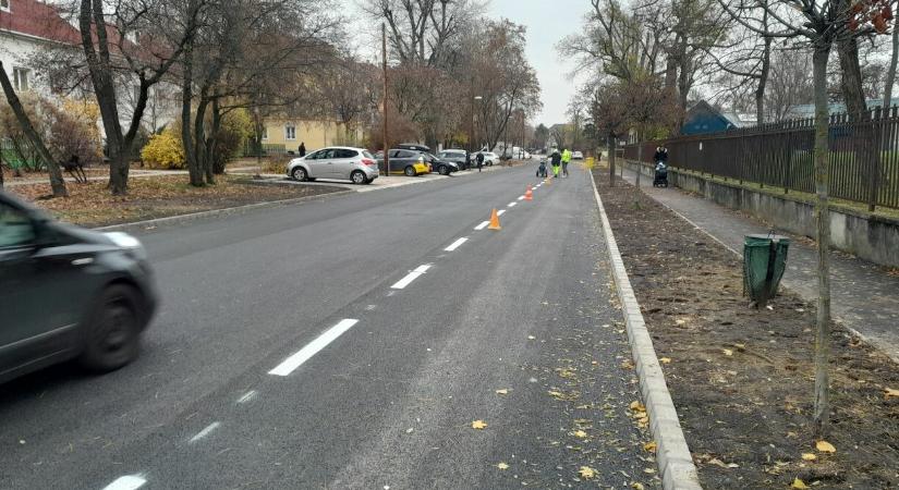 A mentőállomás és a szakrendelő megközelítését is segíti ez a 15. kerületi útfelújítás