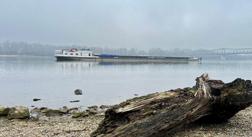 Zátonyra futott egy nagy szlovák hajó a Dunán: megpróbálják kiszabadítani - videón a Dunaföldvárnál megrekedt Bonavia