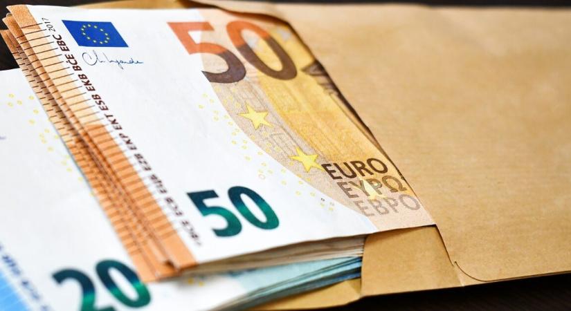 Kissé gyengült a forint péntek reggelre – ennyiért vehetünk most eurót