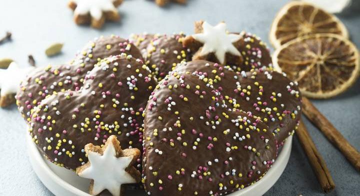 Karácsonyi lebkuchen: puha, fűszeres sütemény csokoládéba mártva