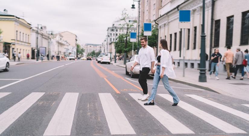 Kerékpárral és rollerrel a zebrán: Mik a pontos szabályok?
