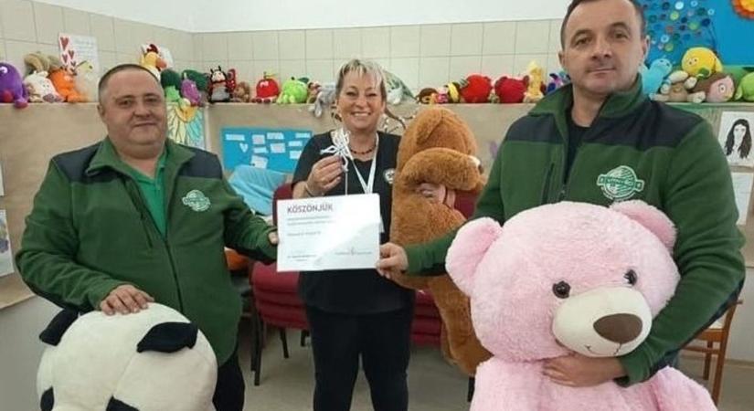 Plüssökkel a beteg gyermekekért, 1500 kis kedvenccel gazdagodott a soproni gyermekosztály