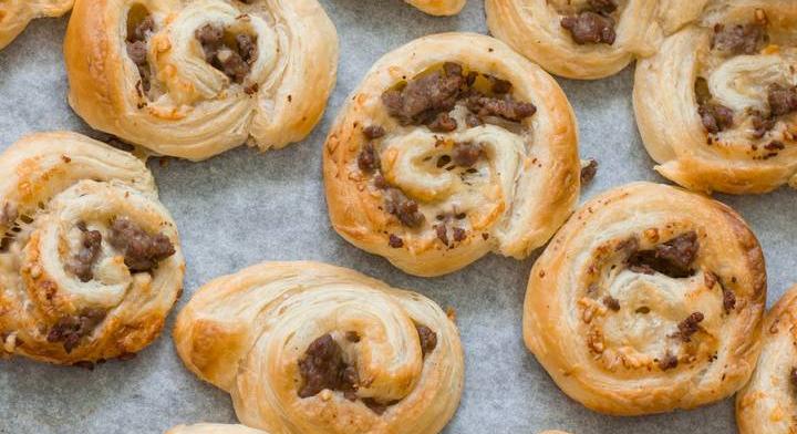 Darált húsos raguval töltött csiga: ropogós leveles tészta az alapja