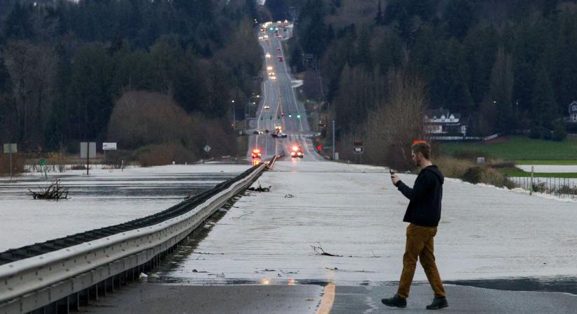 Tízezreket kell evakuálni Washington államban a heves esőzés okozta árvizek miatt (videó)
