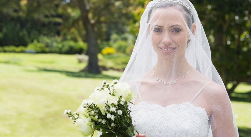 A menyasszony az oltár felé indult, majd előkerült egy fotó, amitől mindenki ledermedt