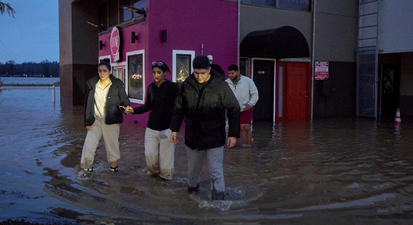 Tízezreket evakuálnak, elönti az árvíz Washington államot