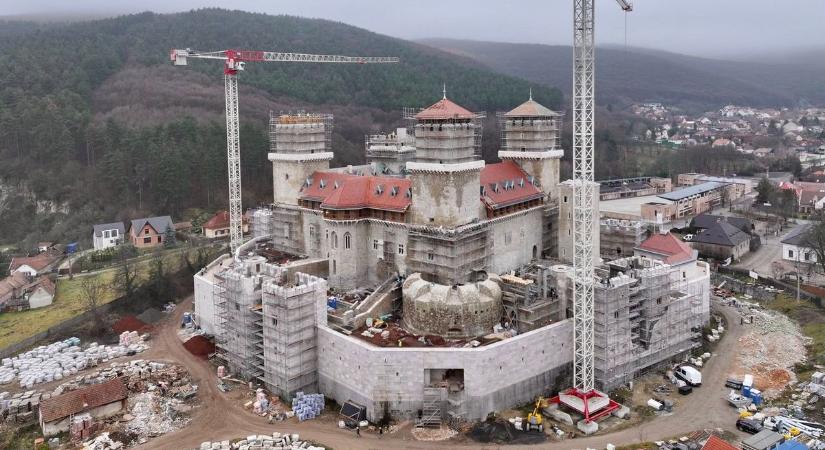 Magyarország legszebb vára: kulcspillanathoz érkezett a felújítás, így még nem láttuk az építkezést – fotógalériát közölt a kivitelező