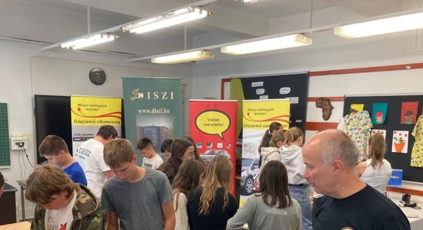 Piacképes szakmai tudást és igazi értéket kínál a továbbtanulóknak a DISZI – Biztos jövő Színes képzési paletta és diákélet a hatvani Damjanichban