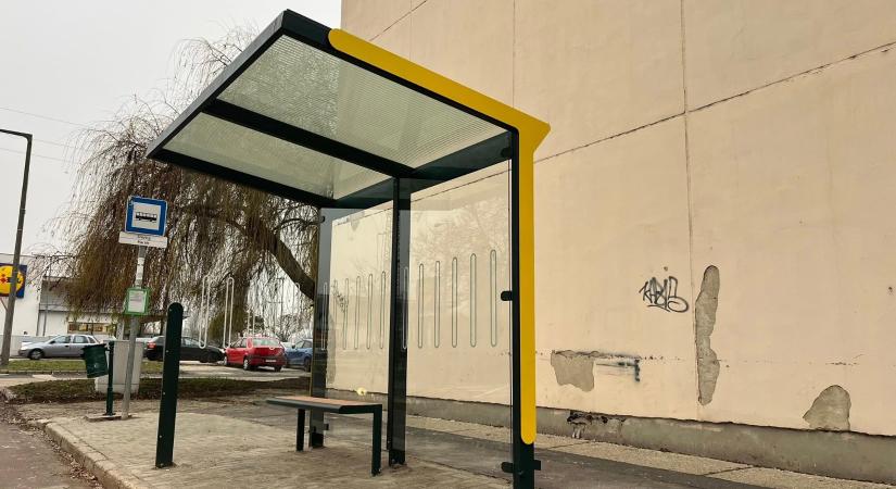 Helyére került az új buszváró a Hám Kálmán-lakótelepen