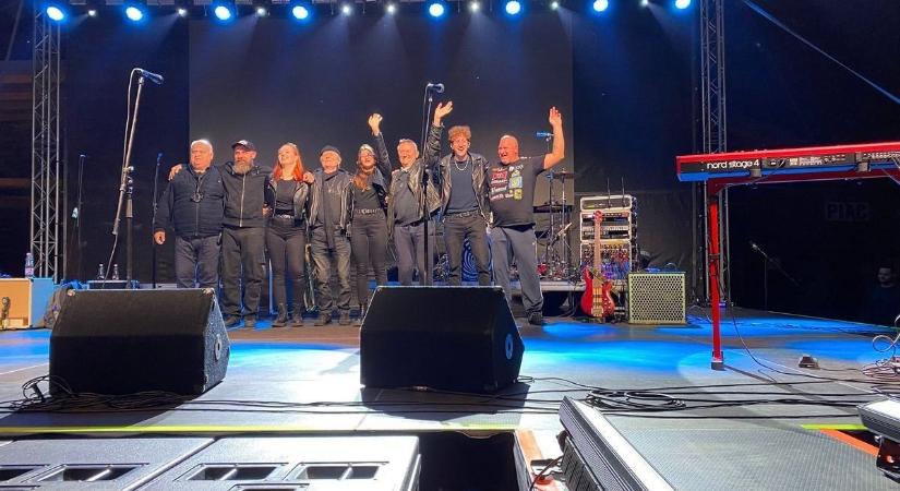 A Bikini klasszikusai csendülnek fel a dunaújvárosi adventen