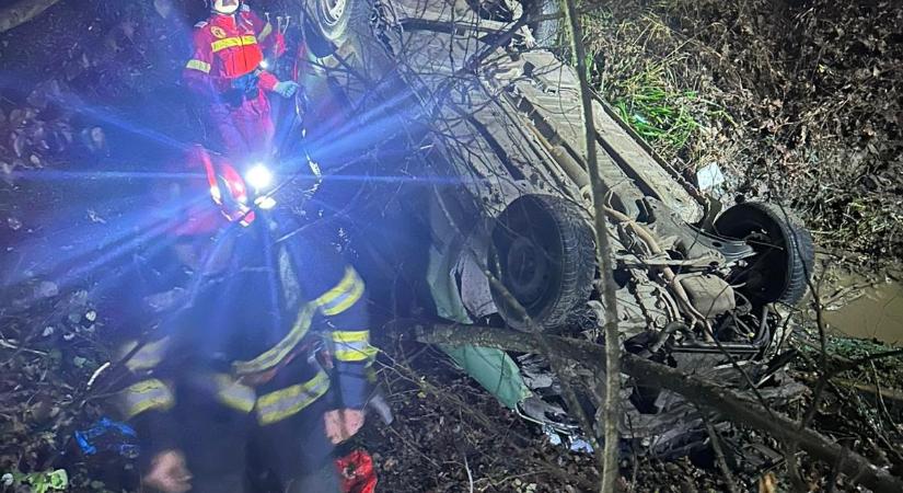 Súlyos baleset történt Segesváron – híd alá zuhant egy gépkocsi