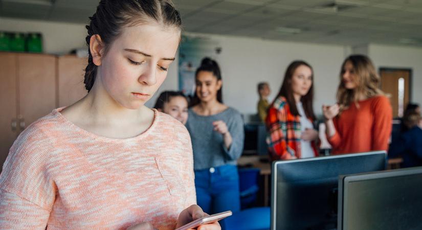 Veszélyes TikTok-trend terjed: kamaszfiúk szégyenítenek meg lányokat