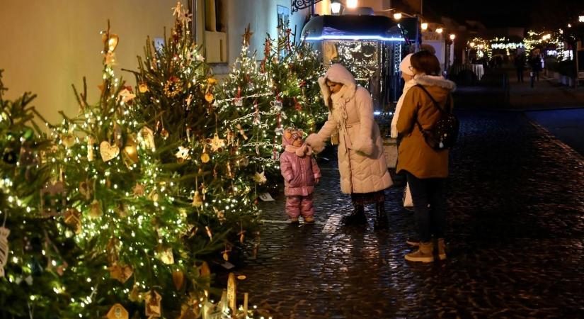 Karácsonyfadíszítő versenyen keresik a legszebbet Óváron - fotók
