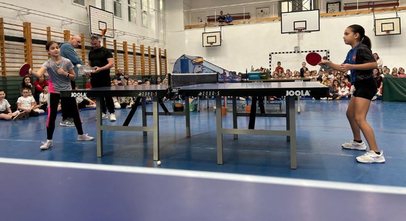 Ütőt ragadtak a diákok, az asztaliteniszt népszerűsítették Kerekegyházán – fotók, videó