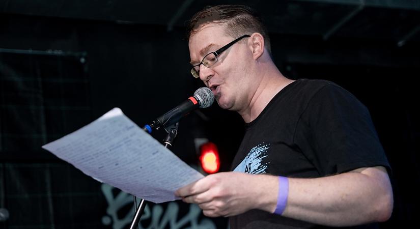 A táska egy állat: itt a lehetőség, hogy összefussunk a debreceni íróval