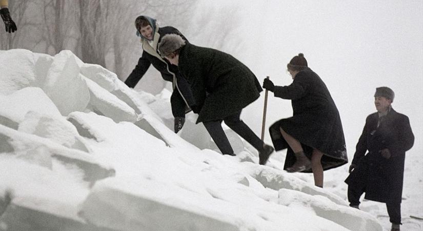 Döbbenet, ilyen hatalmas jégtömbök is voltak régen a Balatonon ( fotók)