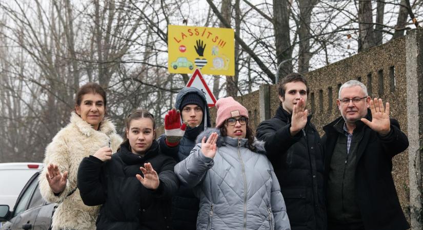 Iskolások rajzolták a győri KRESZ-táblát