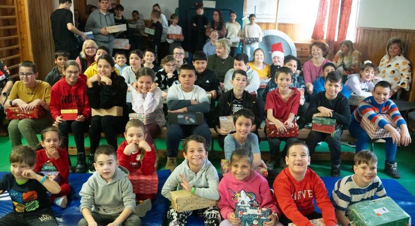 Német gyermekek karácsonyi adománya teszi szebbé a barcsiak ünnepét