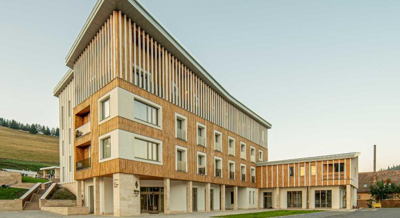 Jövőt építenek: átadták a Gyimesfelsőlokon épült luxusszálloda épületét