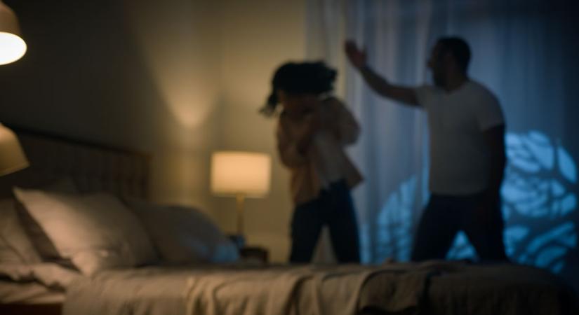 Ököllel ütötte állapotos élettársát a férfi, miközben közös gyereküket a kezében tartotta a nő