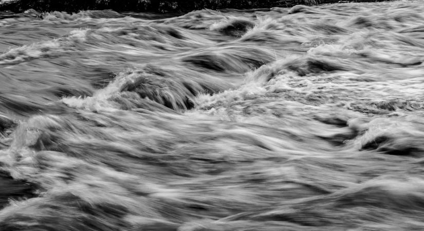 Kitört a pánik, a heves esőzés okozta árvizek miatt tízezreket evakuáltak