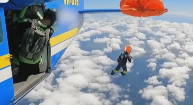 Beakadt a repülő szárnyába az ausztrál ugró, egy kés mentette meg őt