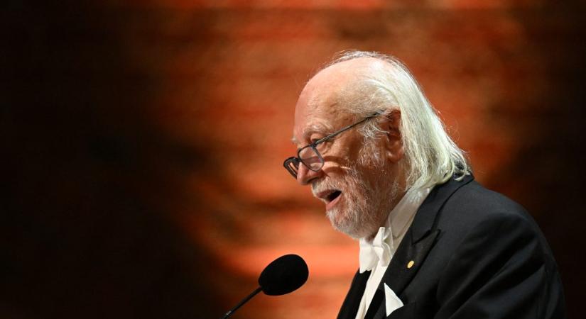 Franz Kafkának, a terembe beáramló fénynek és a császári Kína írástudóinak is megköszönte Nobel-díját Krasznahorkai