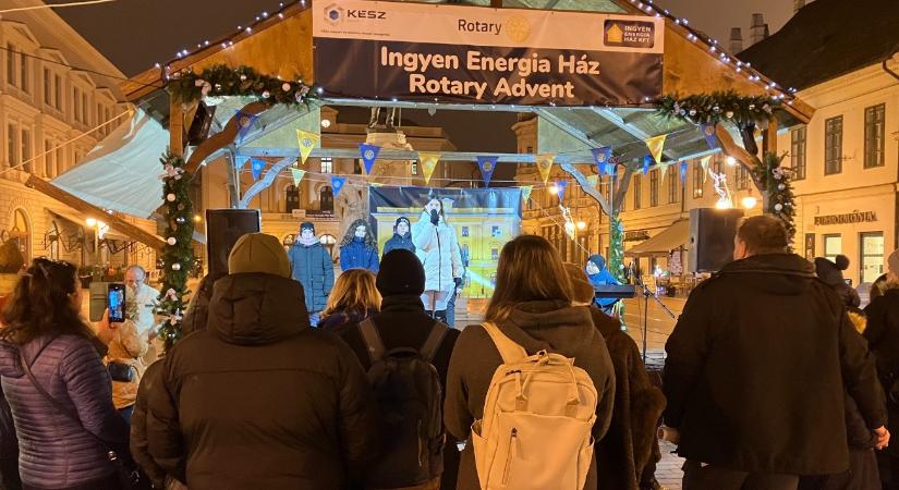 Szétverték a szegedi karácsonyi színpad díszleteit, nagy erőkkel keresik a rongálókat