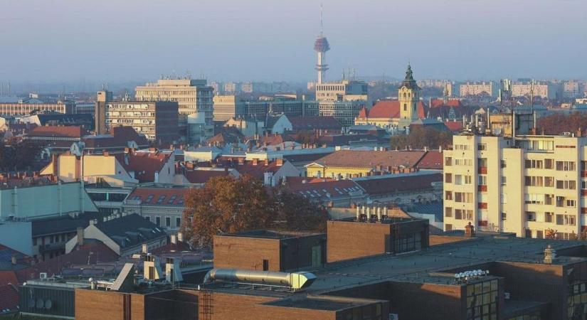 Éjszakai pusztítás Szeged belvárosában, fiatalok estek neki a díszletnek