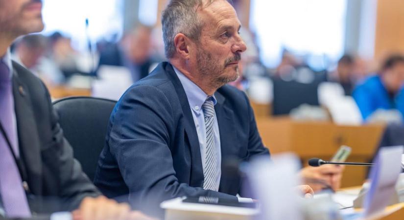 Hölvényi György: Történelmi mélyrepülésben van az európai demokrácia