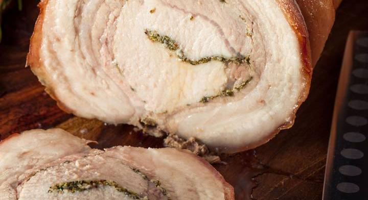 Olasz császárhús zöldfűszeres töltelékkel: ropogós bőr, szaftos hús