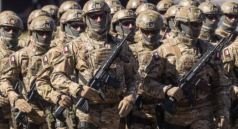 A lengyelek többsége a sorkötelezettség mellett