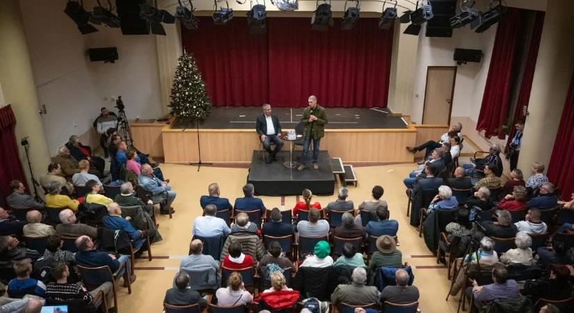 Kellemetlenkedni próbált a tiszás aktivista, Lázár János helyretette