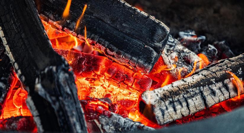 Először 400 ezer éve gyújtottak tüzet – és nem az ember volt