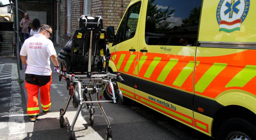 Összeesett a férfi, leállt a légzése – segítségnyújtás helyett többen is fotózni kezdték