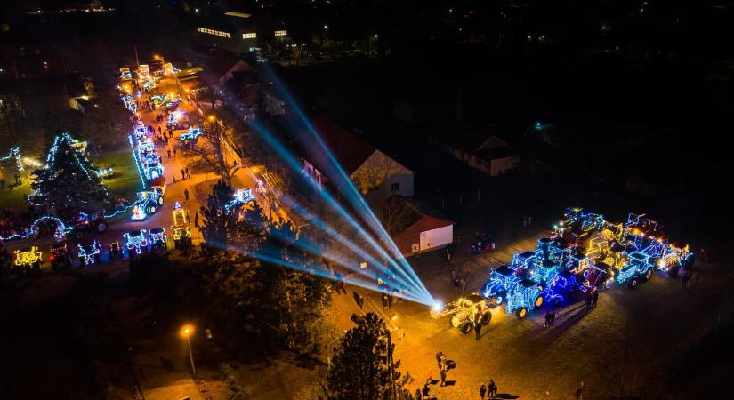 Guruló fények advent idején: több száz települést érintenek a fénytraktoros felvonulások 2025-ben
