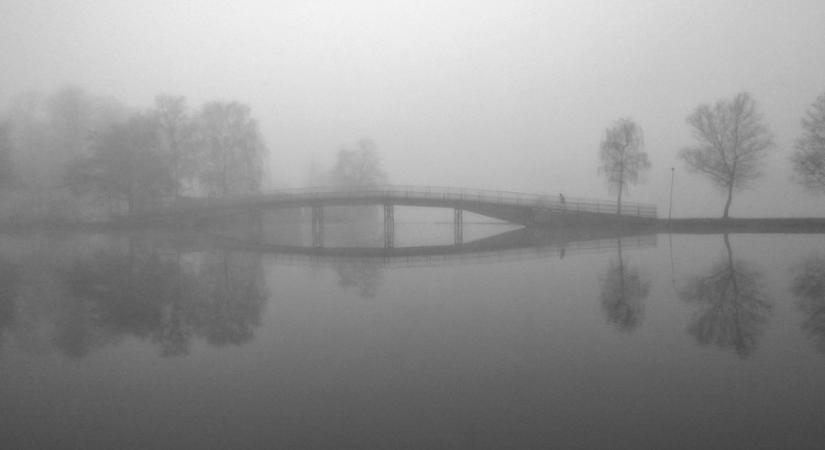 Nem tágít a köd, rossz látási viszonyokra figyelmeztetnek a fél országban