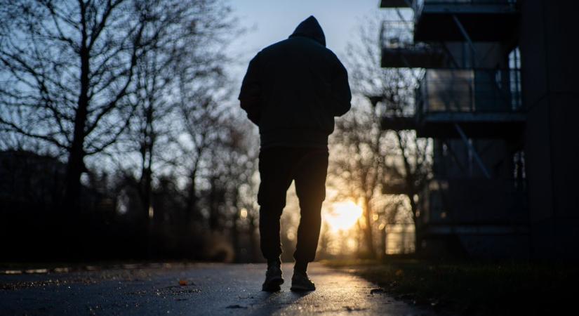 Nem kapott tüzet, ezért bicskát rántott egy kecskeméti gyorsétterem előtt