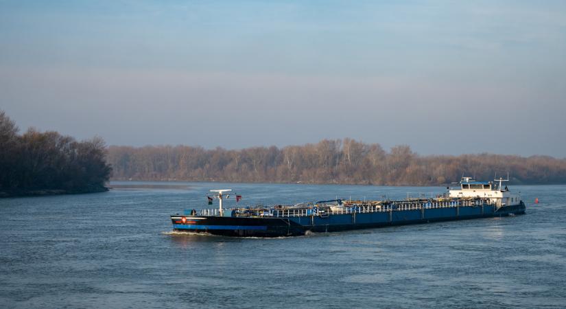 Napok óta zátony áll egy teherszállító Dunaföldvárnál: videón a megfeneklett Bonavia