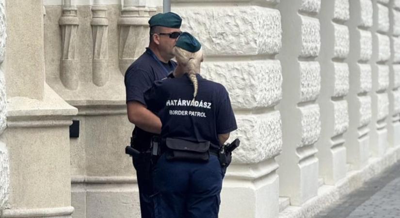 Hadházy: Határvadászok védik a Belügyminisztériumot, annyira kevés a rendőr