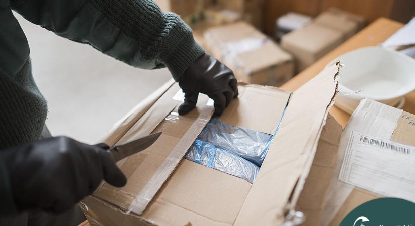 200 csomag akadt fenn a NAV rostáján