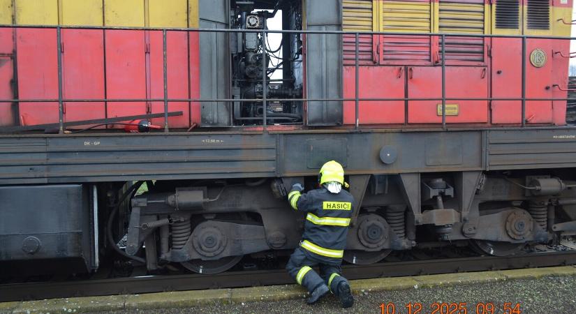 Újabb vasúti baleset: kigyulladt egy mozdony Nagygéresen (FOTÓK)
