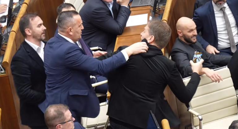 „Mi van, te f*sz?!” – Vizes palackkal dobták meg a volt miniszterelnököt a szlovák parlamentben