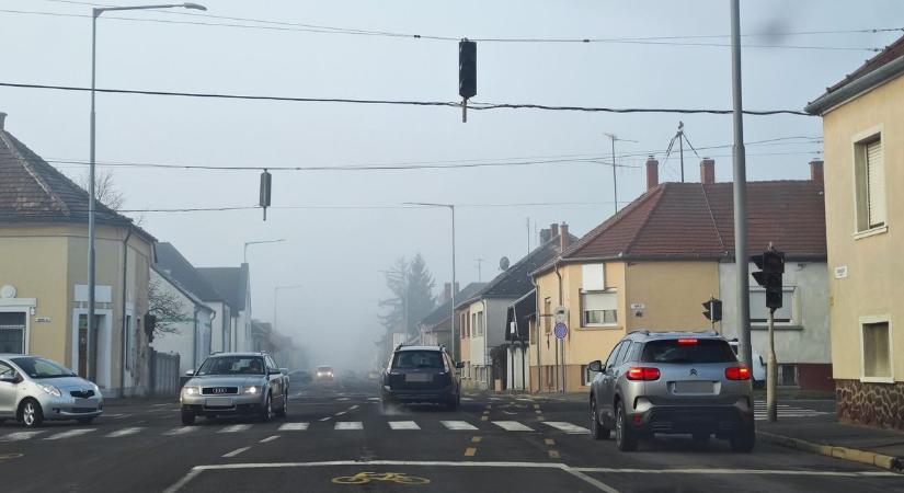Oda kell figyelni, nem működnek a lámpák ebben a szombathelyi kereszteződésben!