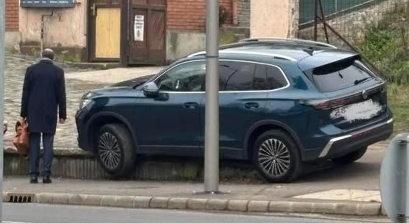 Luxusterepjáró lett a járda foglya, szétszedték a kommentelők a tulajdonost