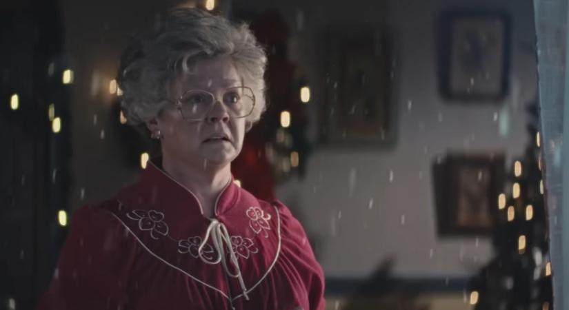 Ennyire tökéletesen még sosem figurázták ki a karácsonyi reklámok giccsparádéját